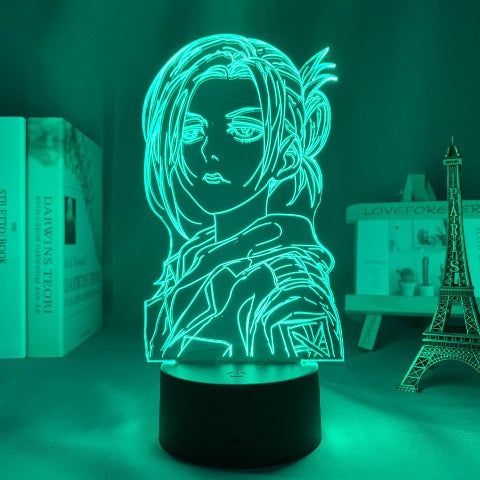 Annie Leonhart attacco alla lampada di Titano